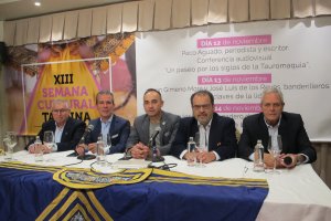 La mesa durante una de las ponencias.