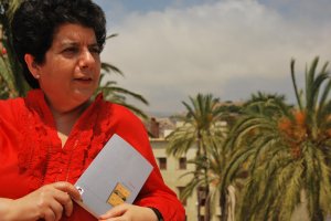 Pura López Cortés, posando con un ejemplar de su poemario \'Alacena\' en el Hotel Catedral, en 2010.