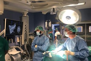 Los doctores, durante la intervención.