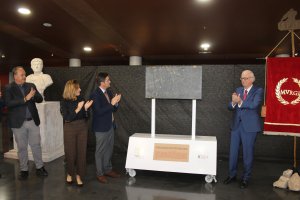 Descubrimiento de la placa donada por Wim Kuipers al municipio de El Ejido.