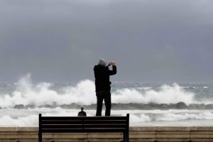 Imagen de archivo de un día con fuerte oleaje en la capital.