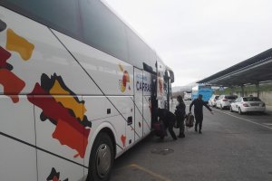 Viajeros en uno de los trayectos en autobús obligados.