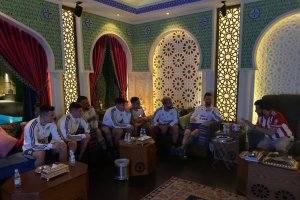 Turki Al-Sheikh y la Selección Argentina viendo al Almería.