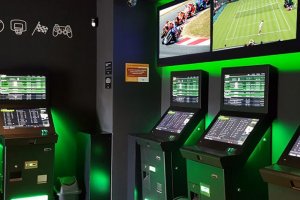 Las máquinas de apuestas deportivas han proliferado en los salones de juego.