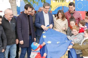 Descubrimiento de la bandera europea en un parque que lleva este nombre en homenaje a la inversión Edusi.