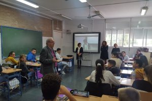 El alcalde de Vícar durante uno de los encuentros en un centro educativo.