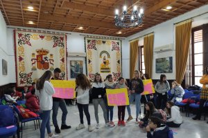 Niños y adolescentes participando en el encuentro.