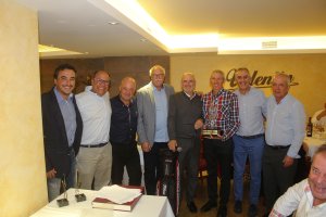 El campeón y subcampeón de la Liga de Golf con el 3º y 4º clasificados con los galardonados.
