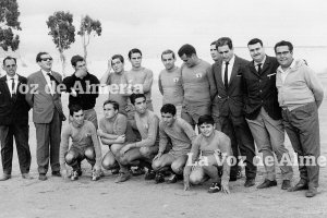 Manolo Álvarez, con la cabeza agachada, con uno de los equipos que él mismo se encargo de fundar cuando trabajaba en el Banco Español de Crédito.