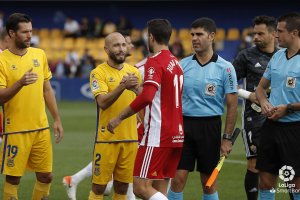 De Mera en el partido Alcorcón-Almería (derecha).