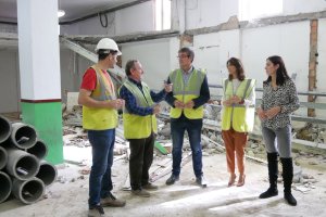 Visita de Manuel Cortés a los trabajos llevados a cabo en el Mercado Central.
