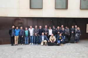Foto de familia de los guitarreros que expusieron hasta el domingo sus instrumentos