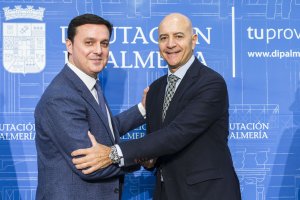 Javier Aureliano García y Diego Martínez, tras la firma de los convenios.