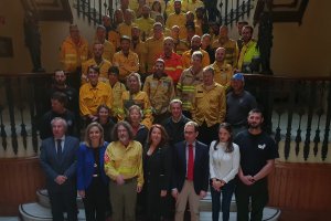 El equipo de expertos posa junto a representantes políticos en el evento