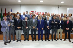 Foto de familia de los integrantes de la Cámara de Comercio.