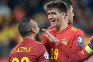 Gerard Moreno celebra con Santi Cazorla uno de sus goles.