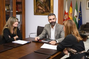El alcalde junto a María Plaza e Isabel Oller