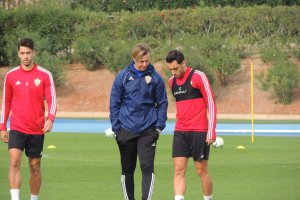 Guti habla con Aguza.