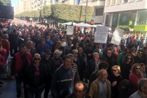 Manifestantes a su paso por el Paseo de Almería.
