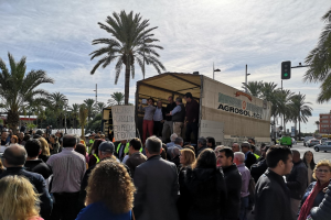 Los organizadores de la manifestación, subidos al camión donde iban a leer el manifiesto final.