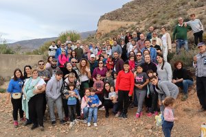 Foto de familia de los participantes en la reforestación.