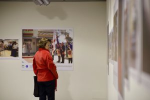 Una persona mirando una de las fotografías