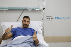 El jugador muestra su satisfacción a los doctores que le han intervenido.