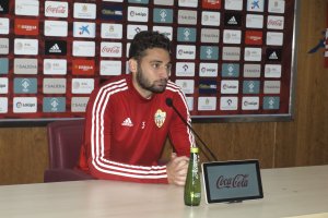 Iván Martos atendiendo a los medios en el Estadio.