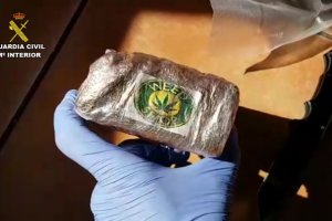 Uno de los bloques de hachís incautados en la Operación Carbotage