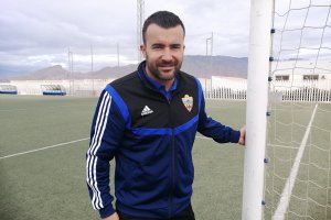 Carlos Hinojo posa para LA VOZ en Benahadux.