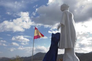 Escultura en mármol que homenajea a las mujeres en Fines.
