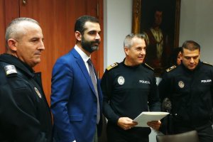 El agente posa junto con el alcalde de Almería.