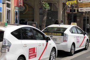 Imagen de archivo de dos taxis en Almería.