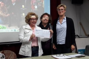 Posidonia hace entrega de la recaudación.