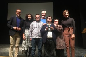 Autoridades de Asprodalba junto al escritor y actor Paco Pineda.