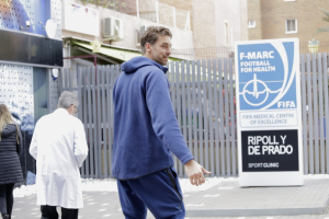 Pau Gasol con el doctor De Prado camino de la consulta.