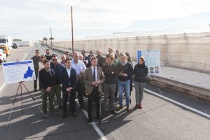 Presentación del Plan de Caminos Rurales de Diputación en una vía de El Ejido.