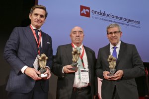 Pedro Caparrós recogió el premio. Junto a él los otros dos premiados