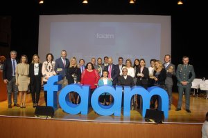 Galardonados y homenajeados junto al presidente de la FAAM y representantes institucionales.