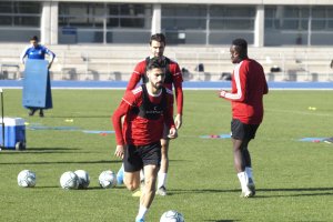 Chema, Muñoz y Appiah en el calentamiento.