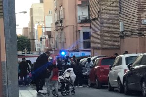 Revuelo en la calle Camponegro tras el incendio que se ha declarado este miércoles.