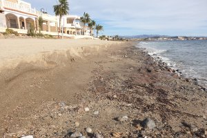 El socavón que ha dejado el vertido de arena en la playa del Pozo del Esparto