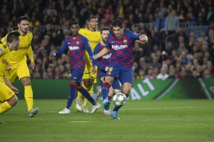 Luis Suárez lanzando a puerta para hacer el primero.