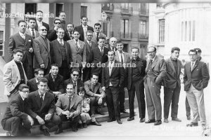 Un nutrido grupo de tenderos de Almería en los años sesenta, retratado frente al antiguo edificio de Correos. Años sesenta.