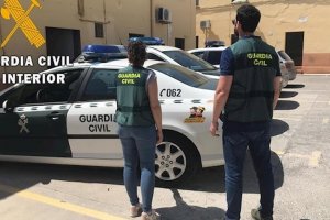Imagen de archivo de dos agentes de la Guardia Civil en una detención.