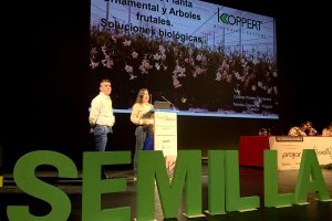 Julián Giner y Cristina Prados, técnicos de Koppert, durante su intervención ayer en el foro Semilla Innova.