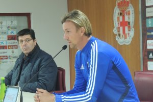 Guti ante la atenta mirada de Juanjo Moreno.