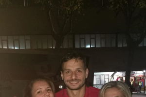 Mónica en uno de los viajes con el Almería muy bien acompañada.