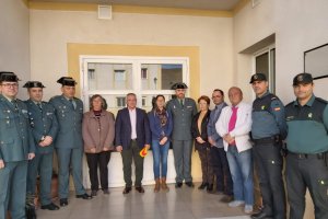 Foto de familia de la Guardia Civil y de las autoridades tras descubrir la placa.