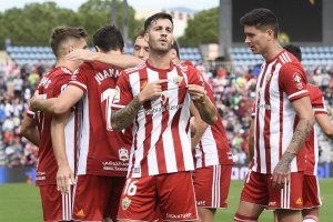 Lazo muestra el escudo del Almería después del golazo que hizo en casa al Numancia.